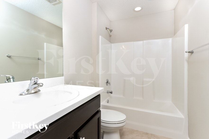 Building Photo - 1809 SW Cycle St