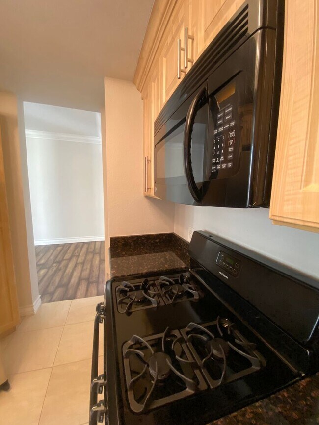 Building Photo - Gorgeous unfurnished 1 bedroom at the fabulous Meridian