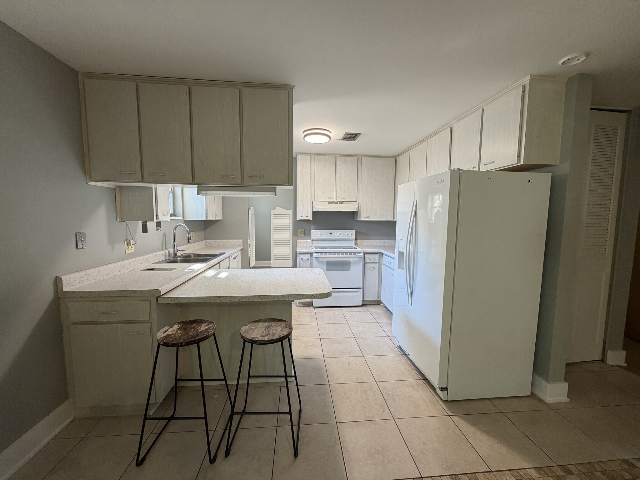 Building Photo - 703 NE 6th Pl