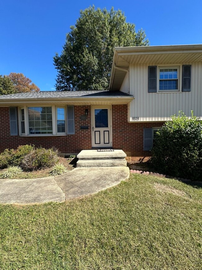 Building Photo - 3 bedrooms 2 baths, Split Level in the loc...