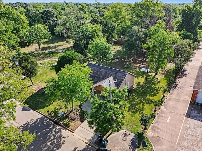 Building Photo - 326 S Bell Dr
