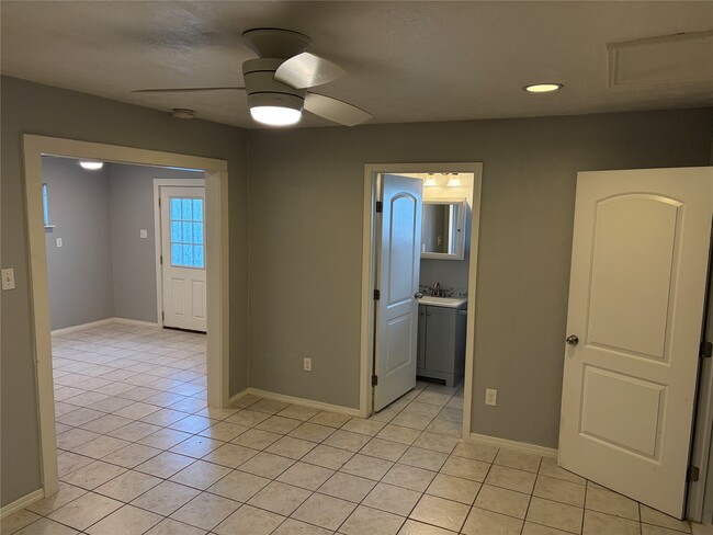 Building Photo - 405 1/2 Walton St