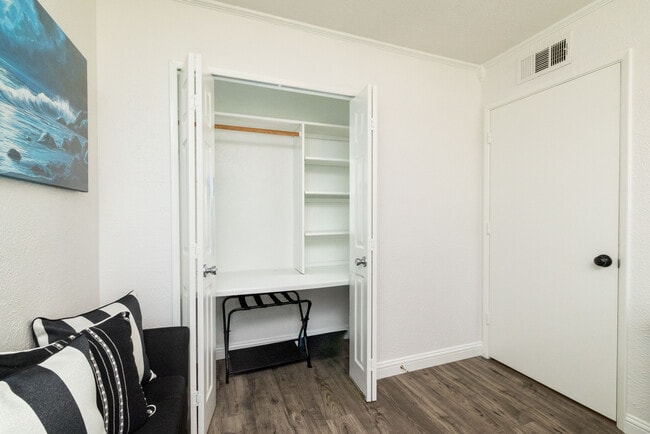 Building Photo - 864 Warwick Dr