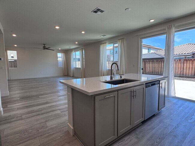 Building Photo - Stunning 4 Bedroom 3.5 Bath Home WITH SOLA...