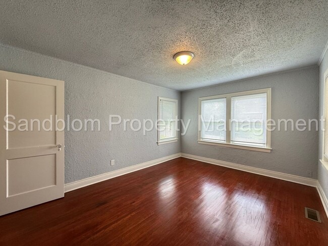 Building Photo - For Lease | University of Tulsa | 2 bed, 1...