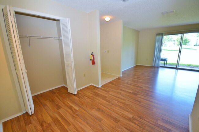 Building Photo - Windsor Park #514