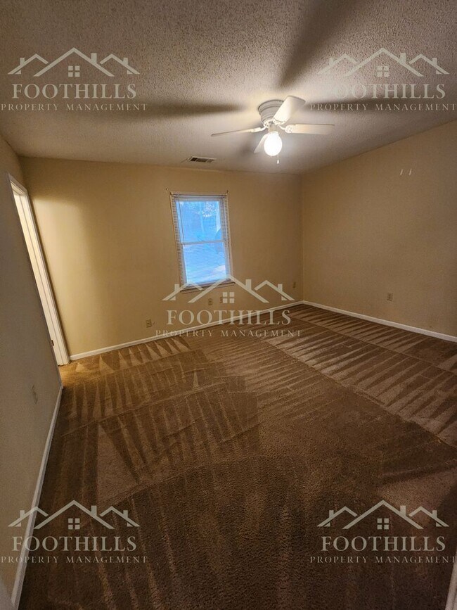 Building Photo - 305 Green Forest Dr