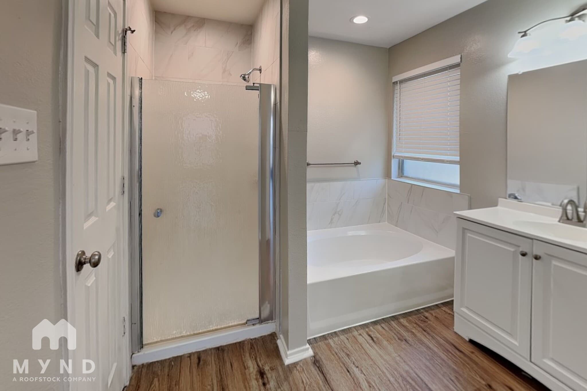 Building Photo - 2526 Sunset Dr