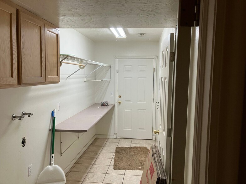 Building Photo - 386 E 1530 N