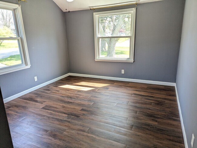 Building Photo - AVAILABLE NOW! - 2 Bedroom / 1 Bath Home i...