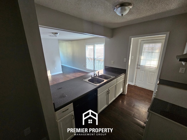 Building Photo - 3006 New London