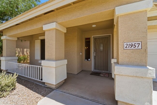 Building Photo - Maricopa Gem! 2,130 SF, Large Kitchen, AZ Room + Golf Course Living