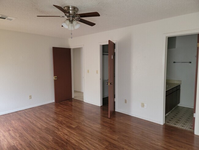 Building Photo - 8112 Azalea Ave