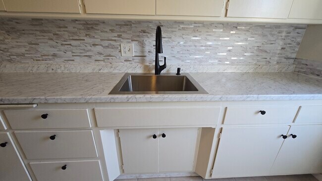 Building Photo - 526 S St Andrews Pl