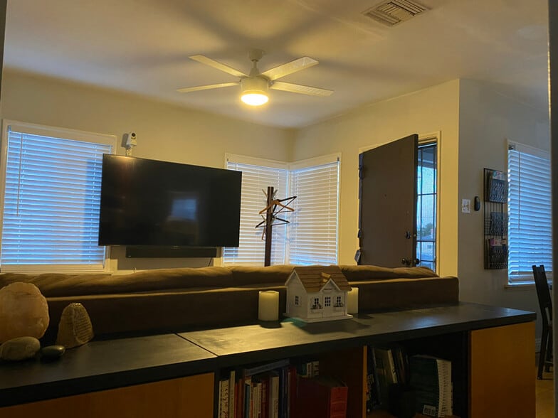 Building Photo - 636 E 121st Pl