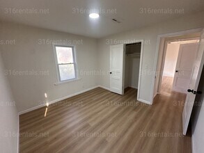 Building Photo - $925 - 3 bedroom/ 1 bathroom - Single Family Home