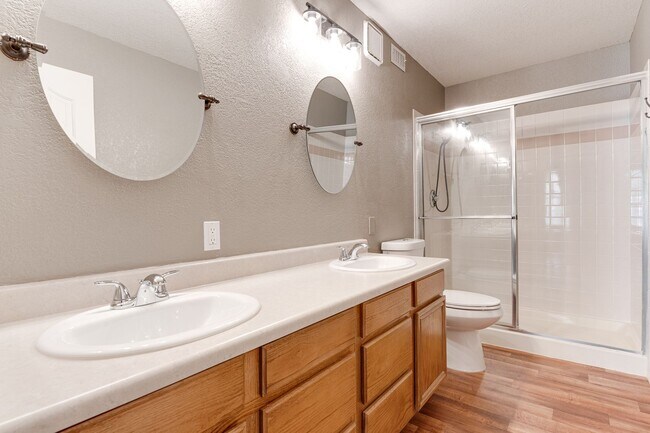 Building Photo - Remodeled 3-Bedroom Condo with Fireplace 8...