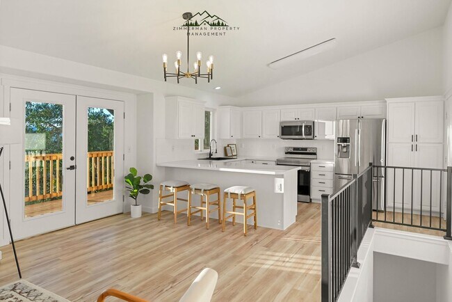 Building Photo - 4 bedroom 2.5 bathroom home with Panoramic views!