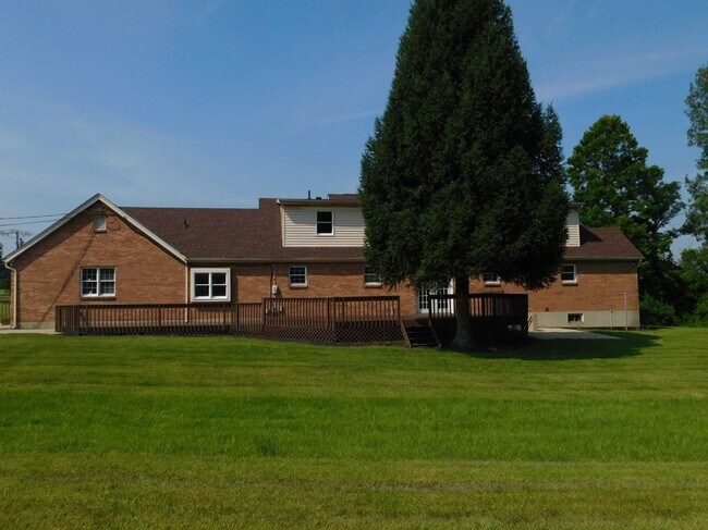 Building Photo - 5 acres and a Large 6 bedroom house. Extra garages and sheds.