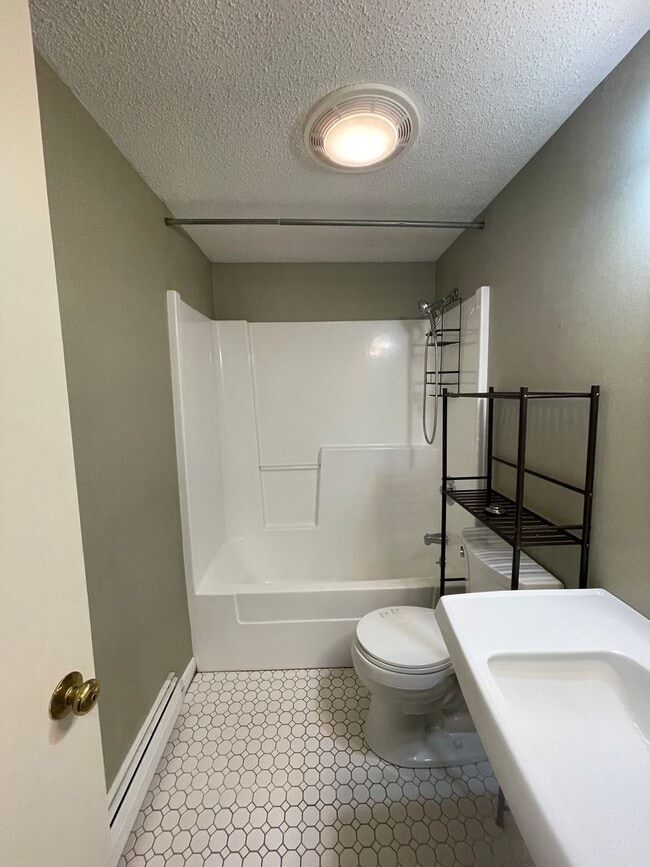 Building Photo - 4BR/1.5 Bath in Dalton – $2,800/mo Peacefu...