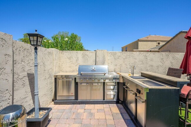 Building Photo - 6608 W Saguaro Park Ln