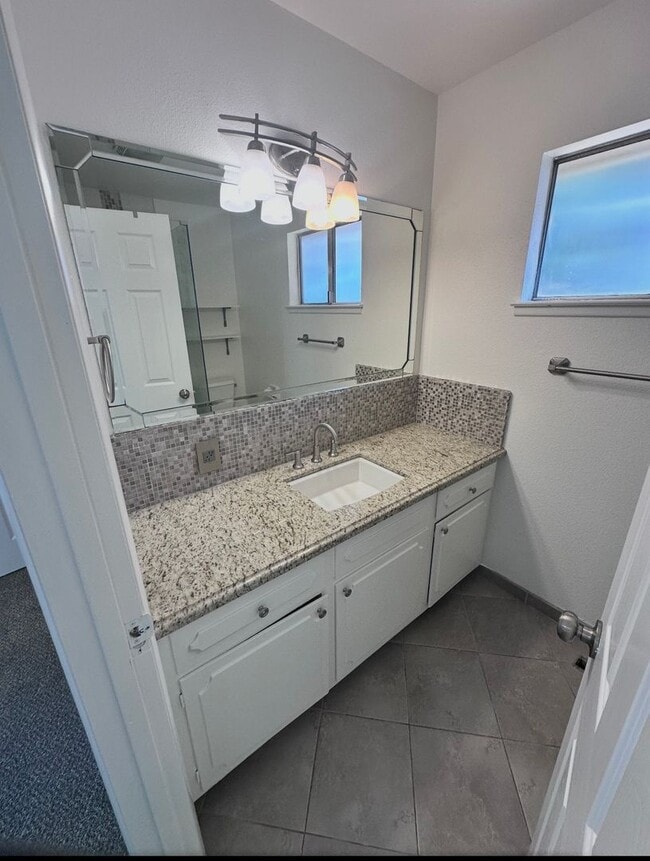 Building Photo - Spacious 3 Bedroom Fresno Home