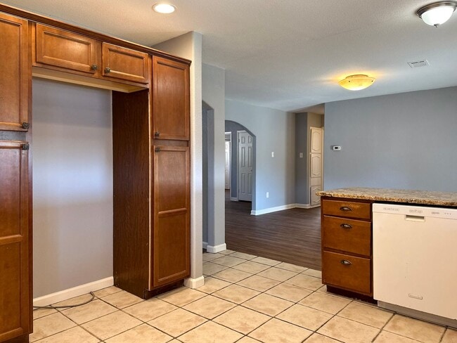 Building Photo - 3 Bedroom / 2 Bath