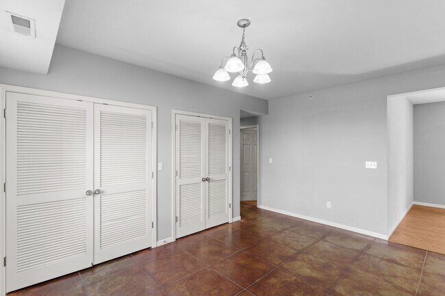 Building Photo - 3BR/2BA ON EAST CAMPUS!