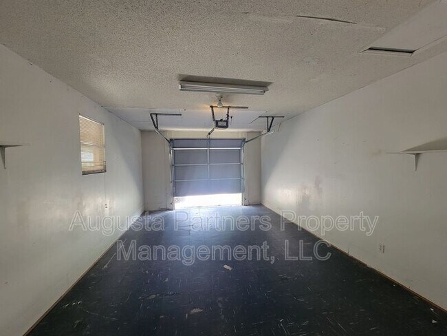 Building Photo - 3737 Woodcock Dr