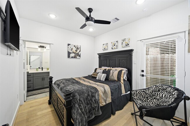 Building Photo - 2502 Tuam St