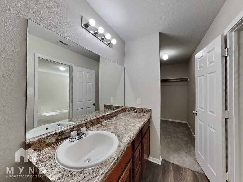 Building Photo - 9160 Pleasant Valley Dr