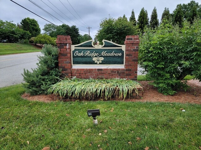 Building Photo - 2 Bedroom 3.5 Bathroom Town home located in the Oak Ridge Meadows Neighborhood