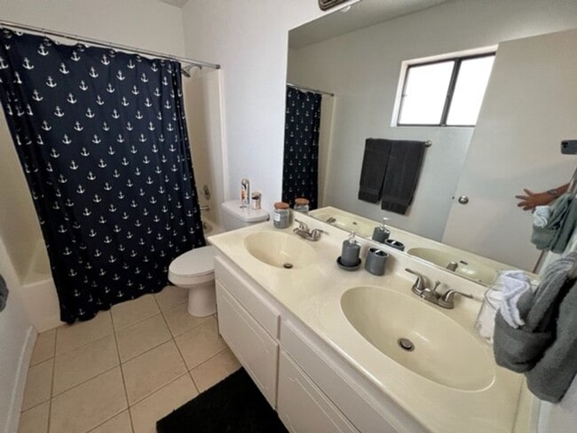 Building Photo - Furnished 3 BR Vacation Rental Includes utilities Near Target Center/Golf/Hwy 95