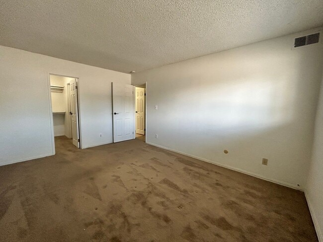 Building Photo - 140 E Highline Cir