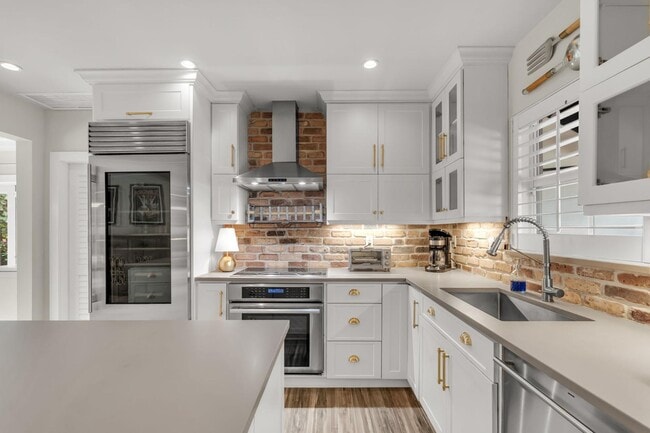Building Photo - 700 Vilabella Ave