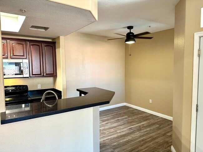 Building Photo - Stunning and spacious Portofino condo at Lakewood.