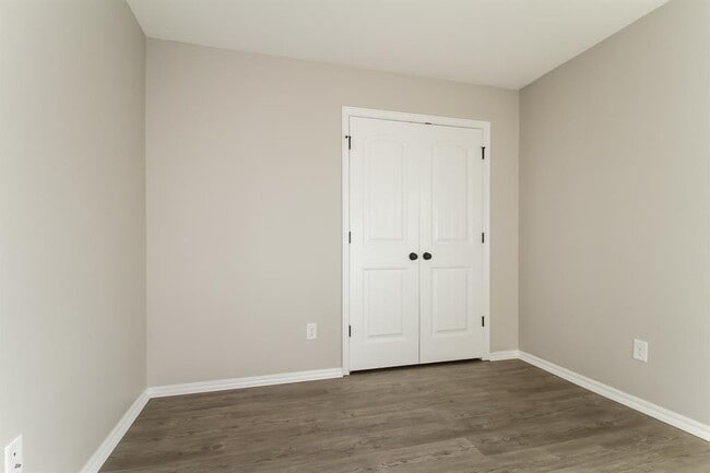 Building Photo - 613 Talon Dr