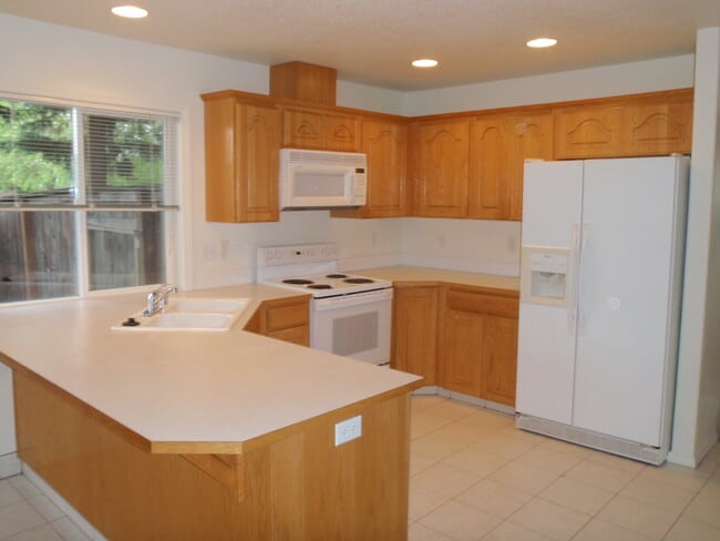 Building Photo - **BEAUTIFUL 3B/2.5Ba HOME IN DESIRABLE FIS...