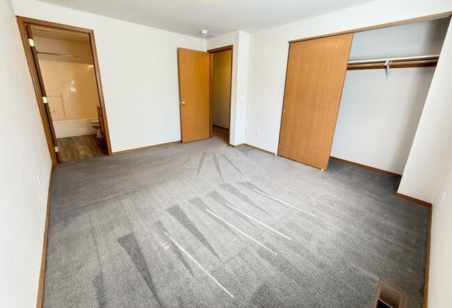 Building Photo - BONUS RENT SPECIAL! 3 Bed on Cul-de-sac wi...