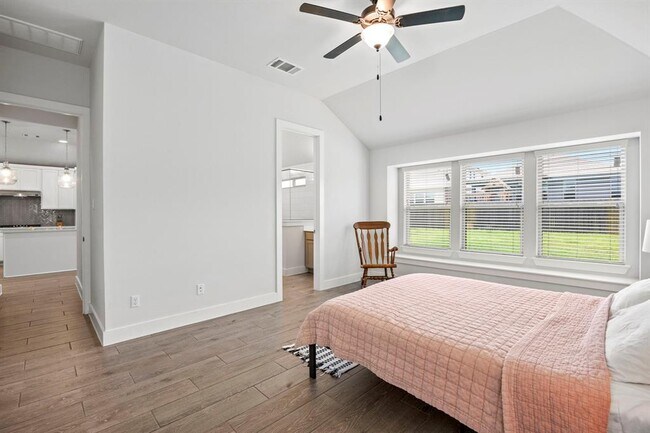 Building Photo - 532 Elm Green St