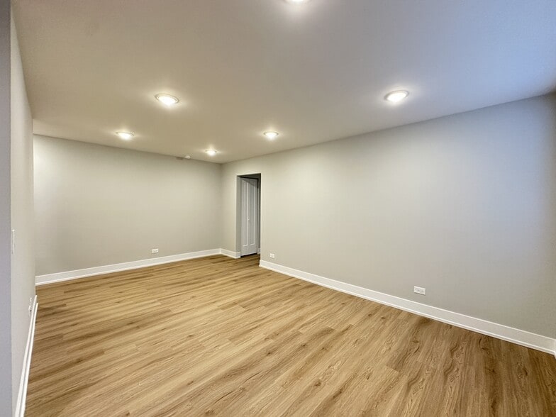 Building Photo - 535 W Aldine Ave