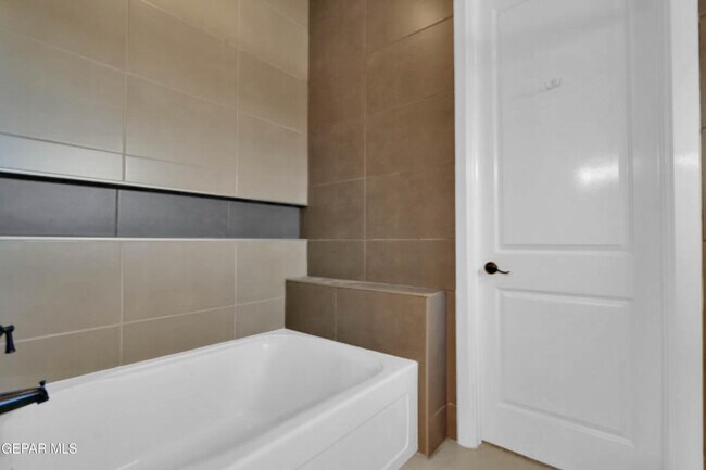 Building Photo - 5648 Valley Oak Dr