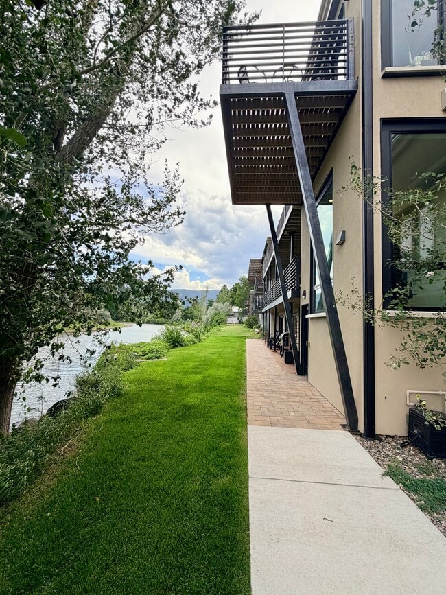 Building Photo - 1001 River Dr