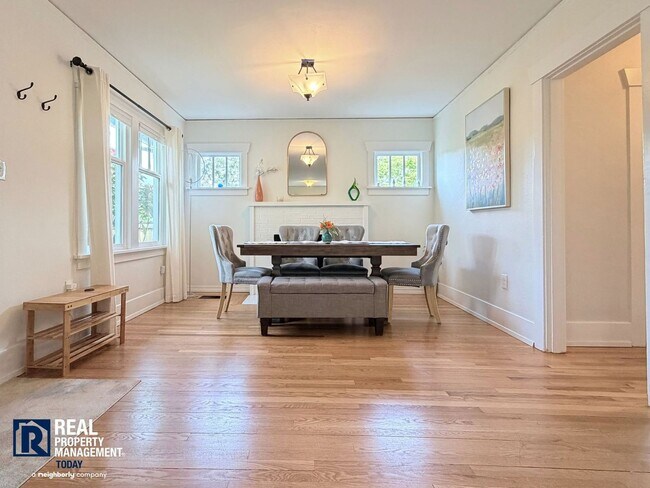 Building Photo - Fully Furnished North Tacoma Home Near Ruston Way & Stadium District!