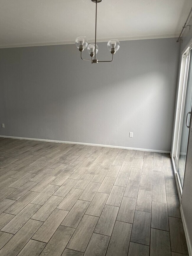 Building Photo - 3-Bedroom Townhome in Desirable Village Pa...