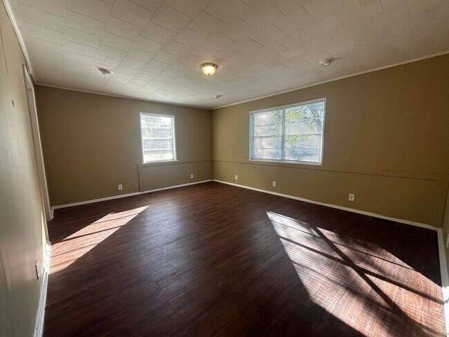 Building Photo - 1136 Broad St