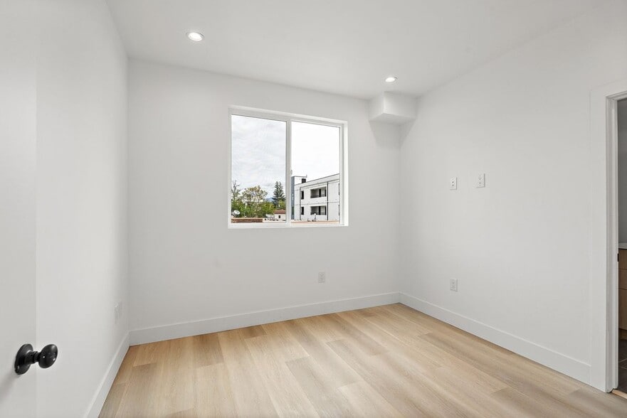 Building Photo - 10742 Hortense St