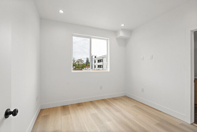 Building Photo - 10742 Hortense St