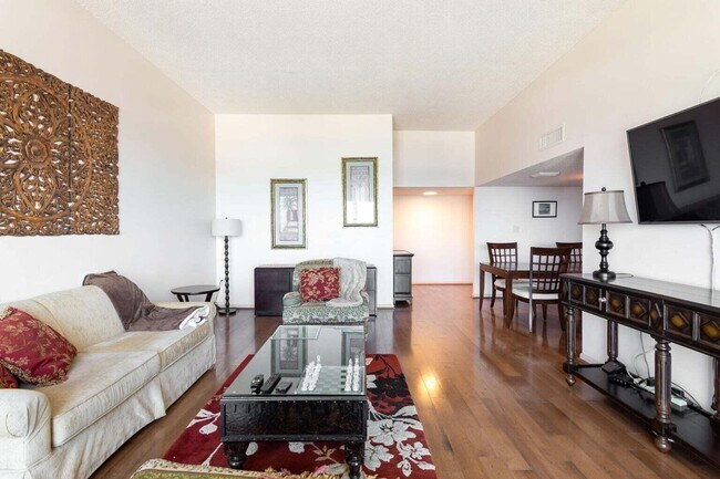 Building Photo - 18031 Biscayne Blvd