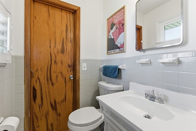 Building Photo - 2820 Donna Hill Dr